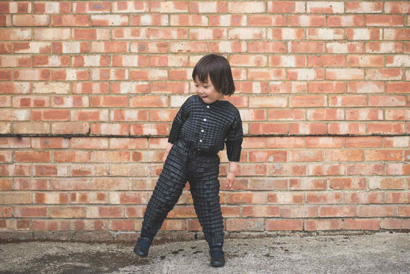 Designer cria roupas que crescem junto com criança