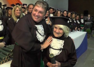 Mulher de 87 anos é graduada com TCC feito à mão