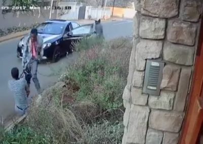 Mulher luta com ladrões armados para não perder dissertação de mestrado