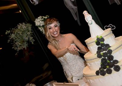 Mulher faz cerimônia para casar com ela mesma
