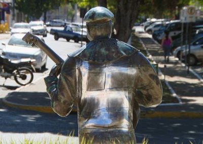 Suástica é pichada em estátua do primeiro palhaço negro