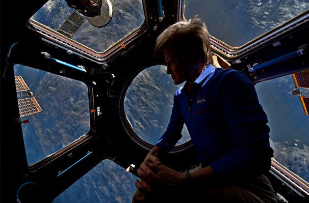 Astronauta quebra recorde de mais tempo no espaço