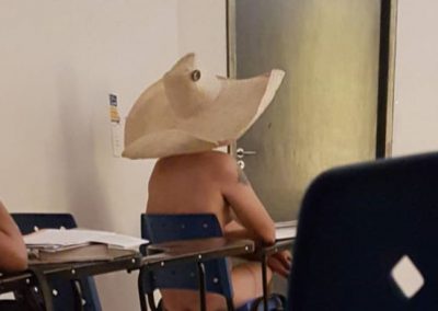 Ao discordar do que “é arte”, universitário assiste a aula pelado