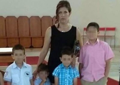 Pais têm overdose e 5 filhos convivem com corpos por quase uma semana
