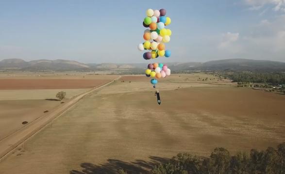 Homem voa por 25km amarrado em balões de hélio