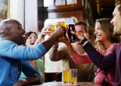 Ingerir bebida alcoólica melhora fluência em língua estrangeira, diz estudo