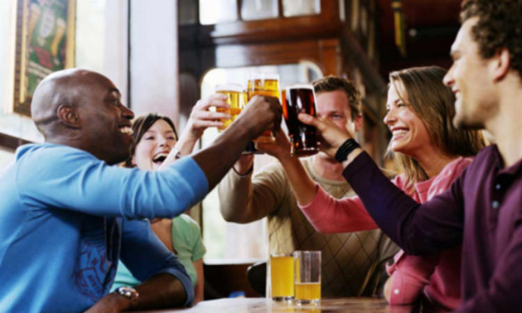 Ingerir bebida alcoólica melhora fluência em língua estrangeira, diz estudo