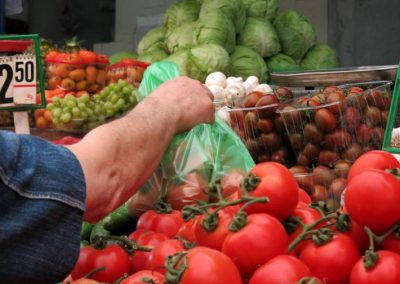 Policiais pagam comida que idoso tinha roubado para matar fome