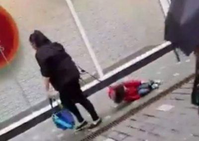 Mãe de menino autista se defende após vídeo dela arrastando filho viralizar