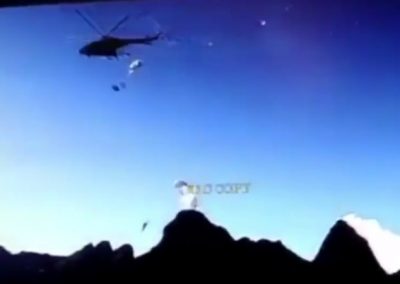 Paraquedas prende em hélice de helicóptero e causa acidente