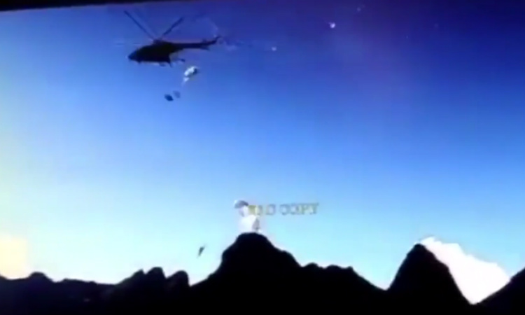 Paraquedas prende em hélice de helicóptero e causa acidente