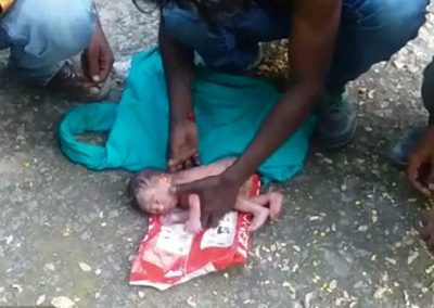 Bebê é abandonada em floresta pelos próprios pais