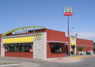 Adolescente obrigada a ficar nua em McDonald’s será indenizada em R$ 30 mil