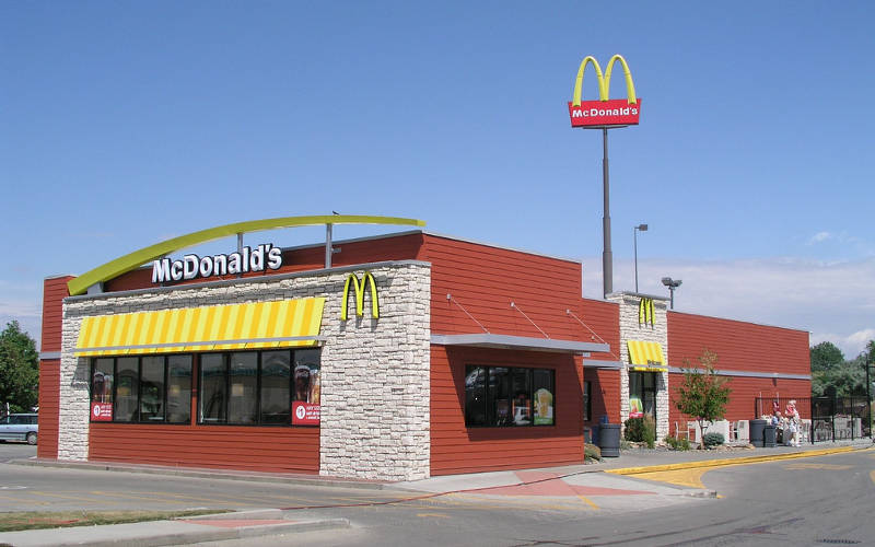Adolescente obrigada a ficar nua em McDonald’s será indenizada em R$ 30 mil
