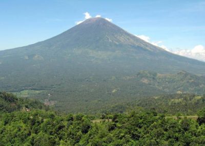 Após “chamado de Deus”, pastores sobem em vulcão em erupção na Indonésia