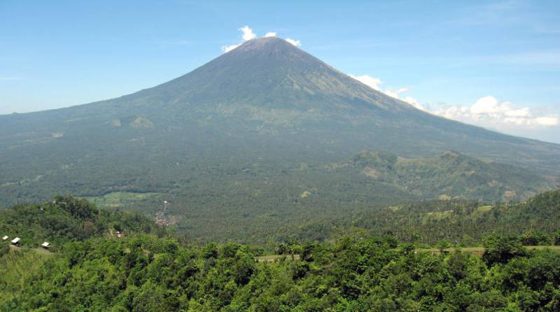 Após “chamado de Deus”, pastores sobem em vulcão em erupção na Indonésia