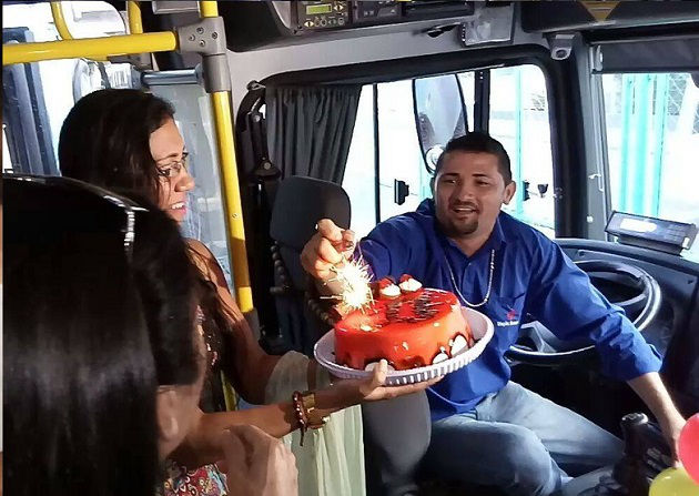 Em ônibus, passageiros fazem primeira festa de aniversário de motorista