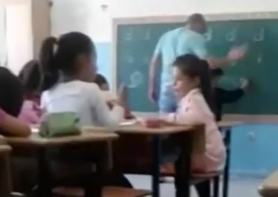 Professor agride aluno em frente a colegas por não conseguir escrever