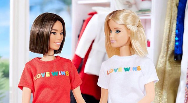 Barbie apoia causa LGBT e exibe em camisa: “o amor vence”