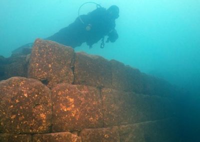Castelo de 3 mil anos é achado submerso em lago
