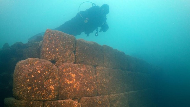 Castelo de 3 mil anos é achado submerso em lago