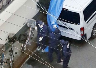 Após “afogar” 4 bebês em balde de cimento, mãe se entrega à polícia