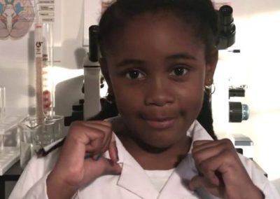 Garota de 7 anos explica neurociência em vídeos na web