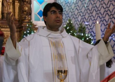 Padre causa polêmica ao continuar celebrando missas após ser pai