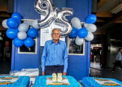 Considerado exemplo, taxista de 95 anos ganha festa surpresa de colegas