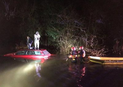 Seguindo GPS, motorista cai em lago e precisa ser salvo por bombeiros