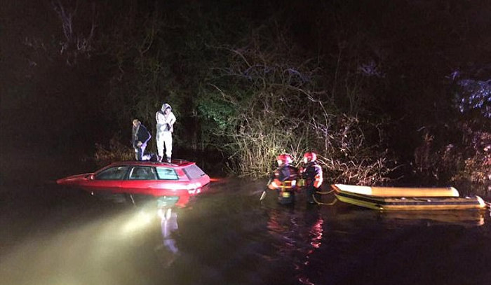 Seguindo GPS, motorista cai em lago e precisa ser salvo por bombeiros