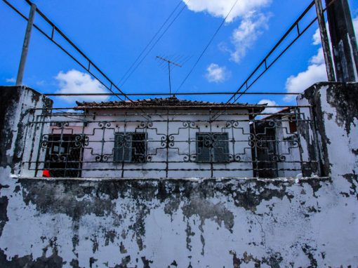 Num dos bairros mais associados à insegurança, moradores mantêm casas de muro baixo como forma de resistência