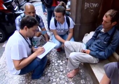 Médico cria ONG para tratar moradores de rua