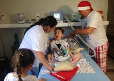 Menino de 5 anos que nunca saiu do hospital vai passar 1º Natal em casa