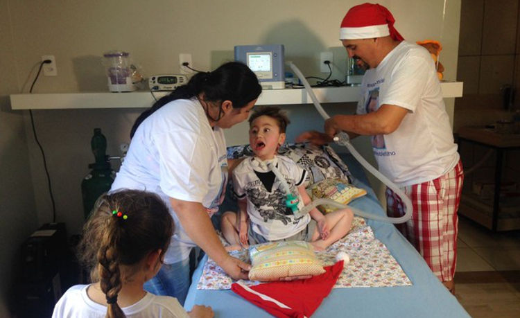 Menino de 5 anos que nunca saiu do hospital vai passar 1º Natal em casa