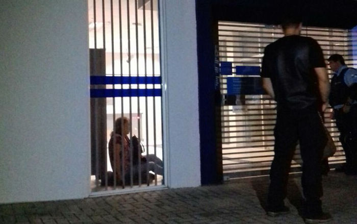 Mulher fica presa em agência bancária após não ver horário de fechamento