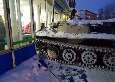 Homem rouba tanque de guerra, bate em carro e invade loja para roubar garrafa de vinho