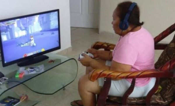 Avó ganha videogame de presente e fica viciada em jogo online