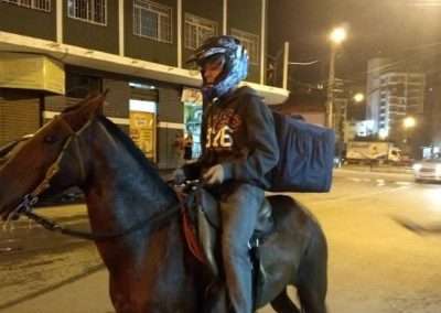 “Delivery a cavalo” bomba na internet