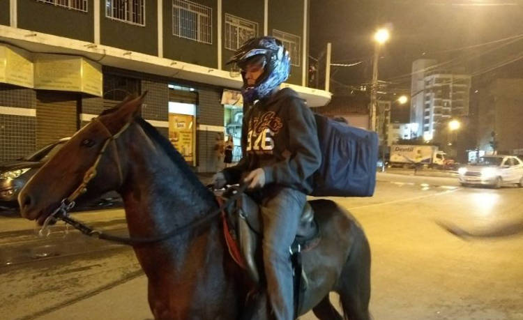 “Delivery a cavalo” bomba na internet