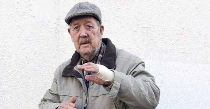 Idoso de 88 anos usa karatê para se livrar de cinco assaltantes com facas