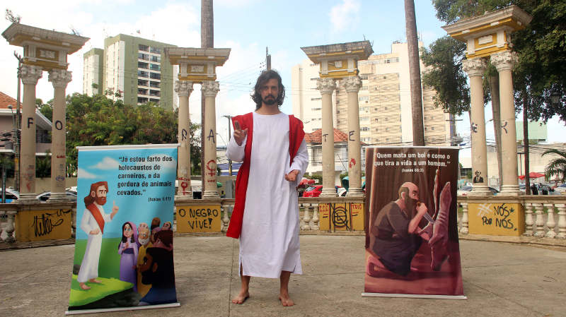 Vestido de Jesus, recifense usa salmos para conscientizar sobre veganismo