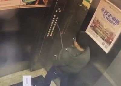 Garoto fica preso após urinar em painel de controle do elevador