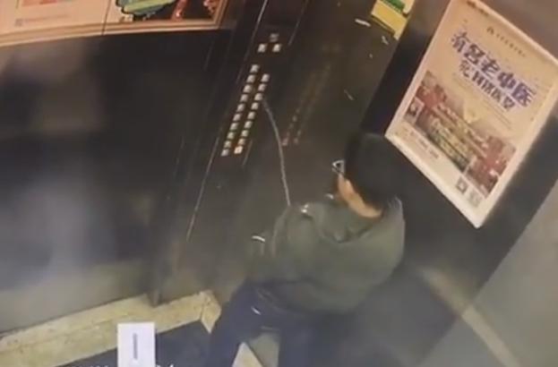 Garoto fica preso após urinar em painel de controle do elevador