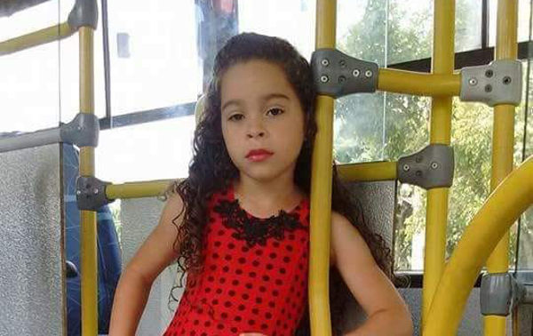 Menina de 7 anos morre após participar de desafio do desodorante