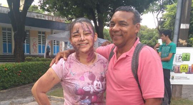 Faxineiro e filha são aprovados juntos em universidade federal