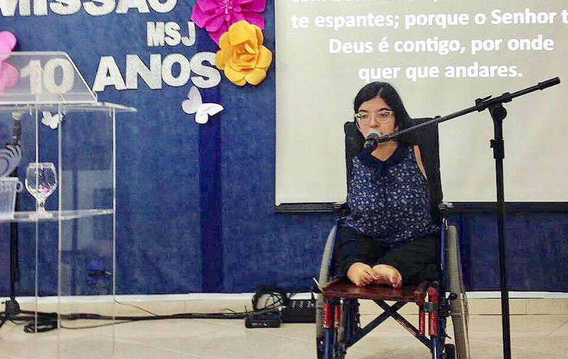 Jovem com deficiência conquista Brasil com palestras motivacionais