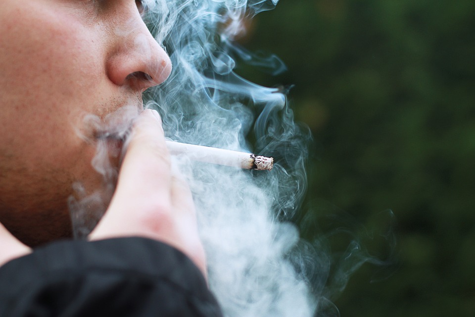 Fumar aumenta em 60% a chance de surdez, aponta estudo