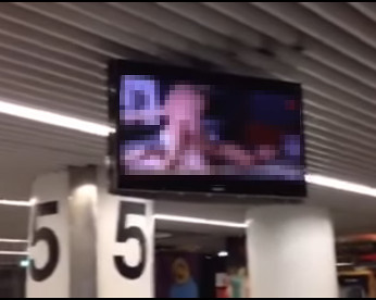 Em vez de pista de bagagens, tela exibe filme pornô em aeroporto de Portugal