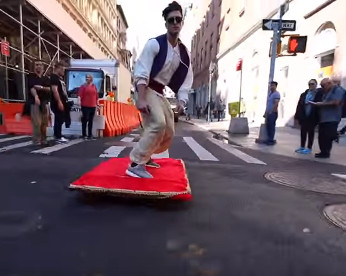 “Aladdin” e seu tapete voador passeando nas ruas de Nova York